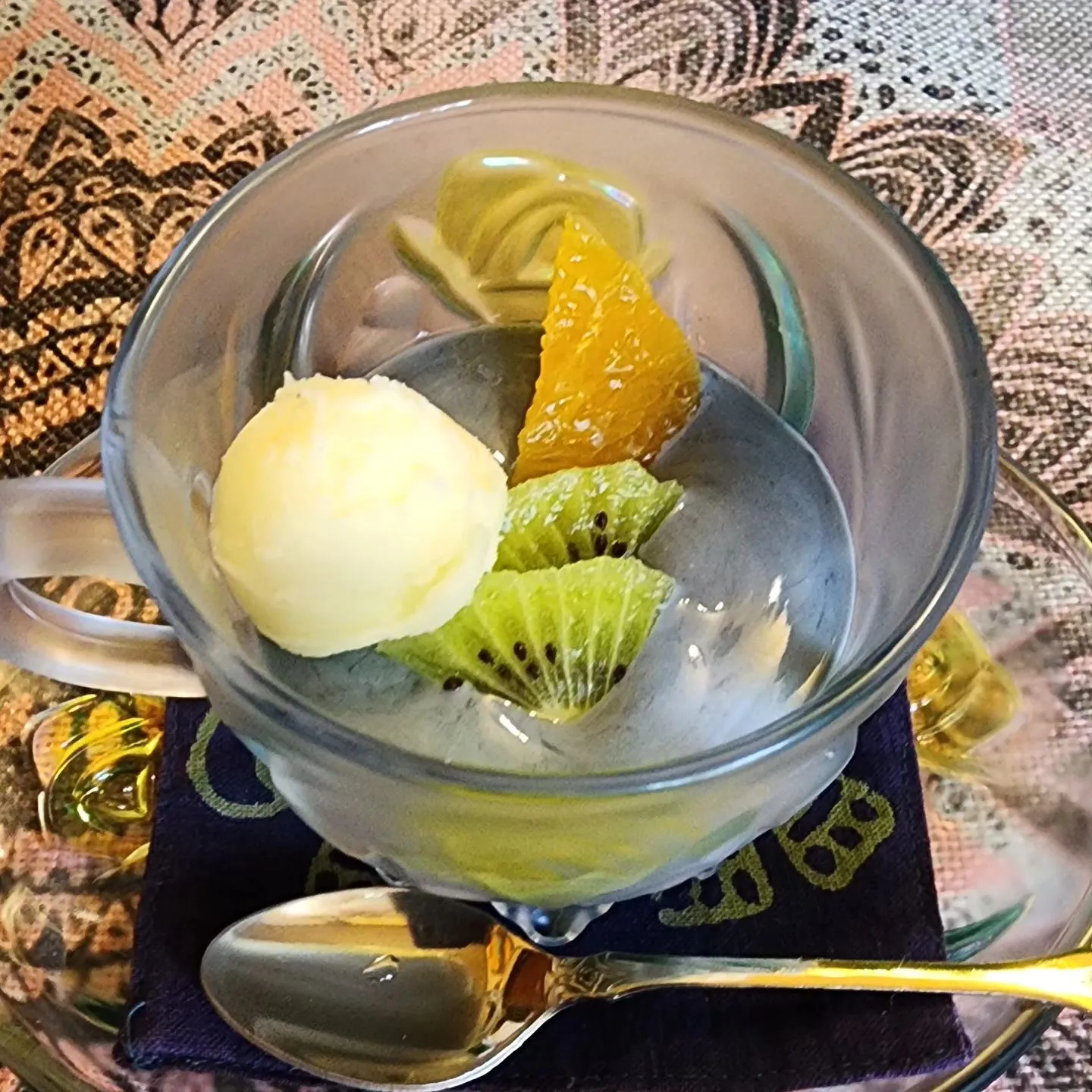 本日の🍨デザートは、黒炭のアロエ入りヨーグルトです。