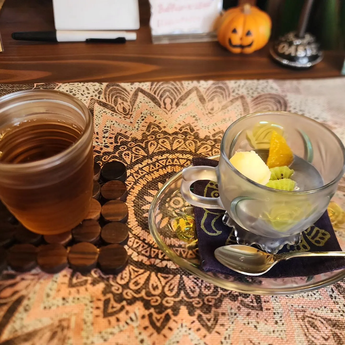 本日の🍨デザートは、黒炭のアロエ入りヨーグルトです。