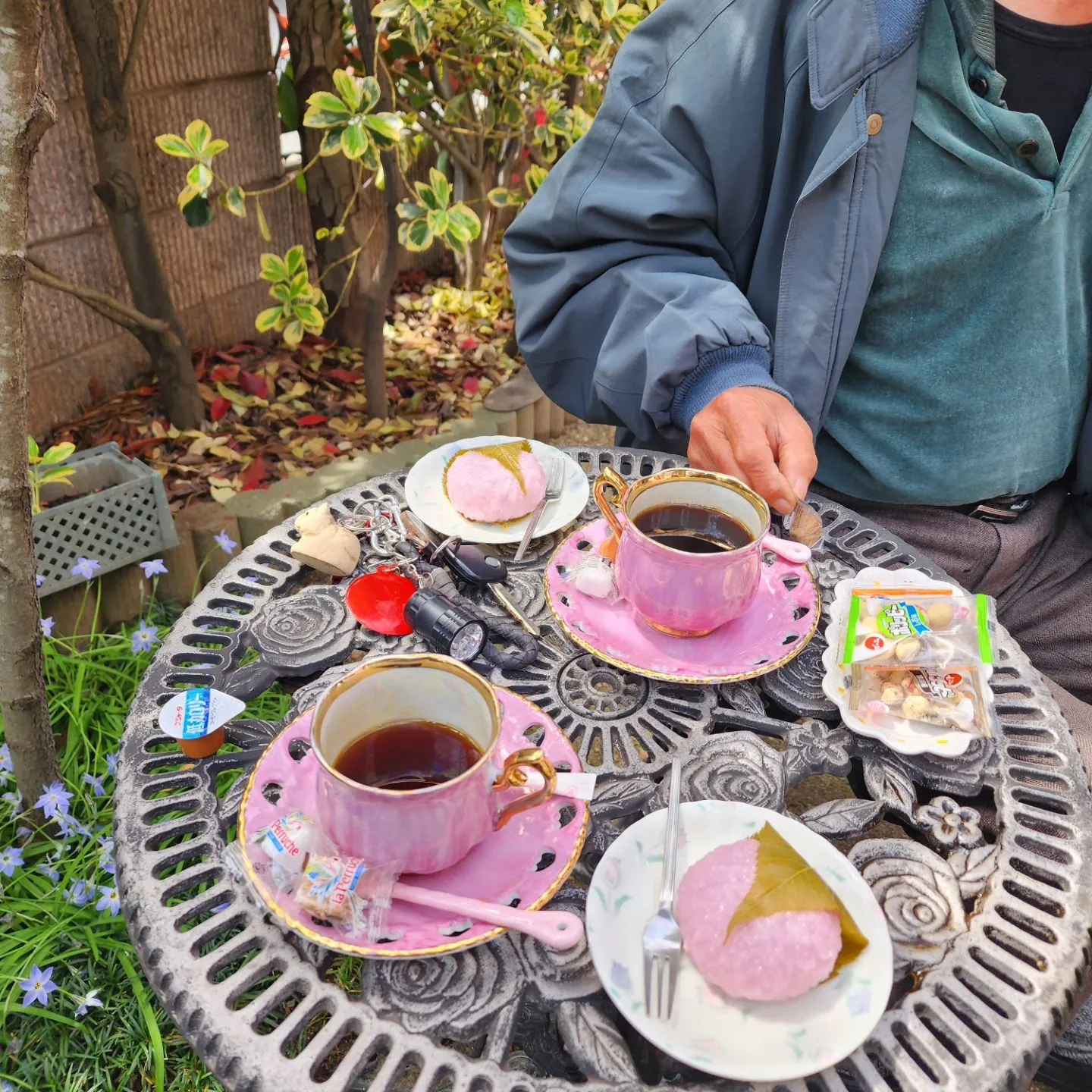 父親の会社の友達が畑の近くに住んでられるので、手土産を持って...
